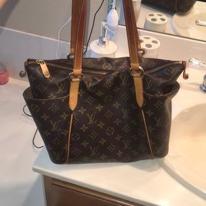 100% Authentic Louis Vuitton Totally Pm// monogram